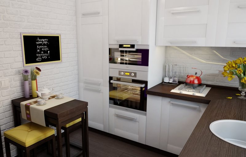 Conception d'un coin cuisine à Khrouchtchev avec des meubles blancs