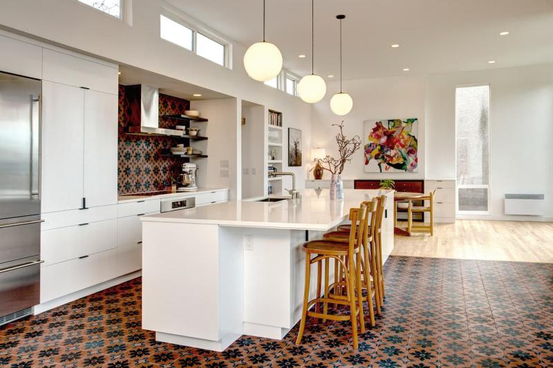 Κουζίνα νησί με λευκές επιφάνειες