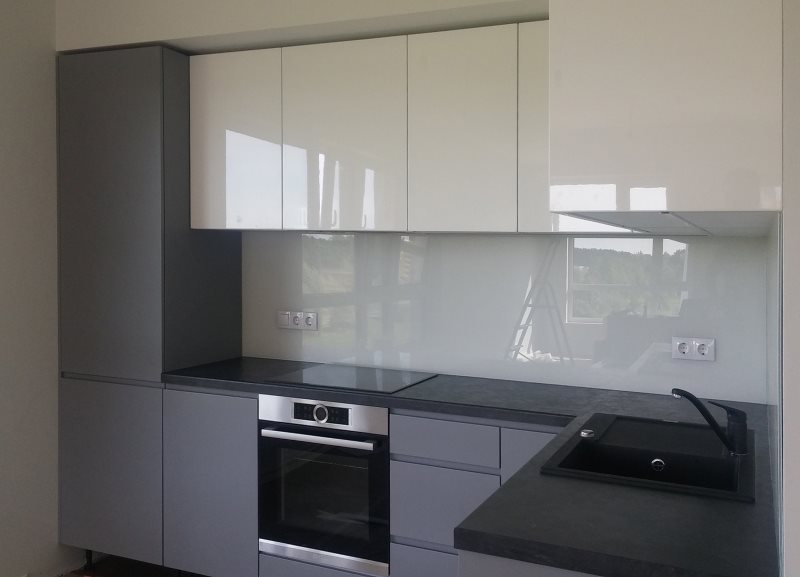 Ensemble gris-blanc aux façades brillantes