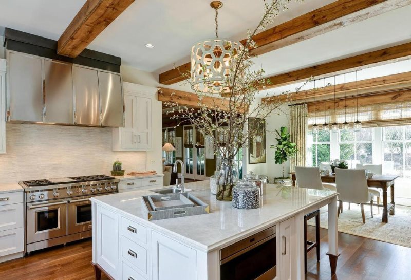 Mui xe bằng thép không gỉ trong nhà bếp với đảo