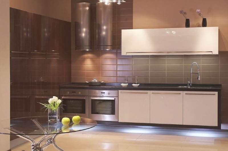 Electrodomésticos empotrados con fachadas de acero inoxidable.