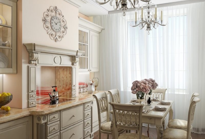 Hotte de portail dans la cuisine dans le style néoclassique