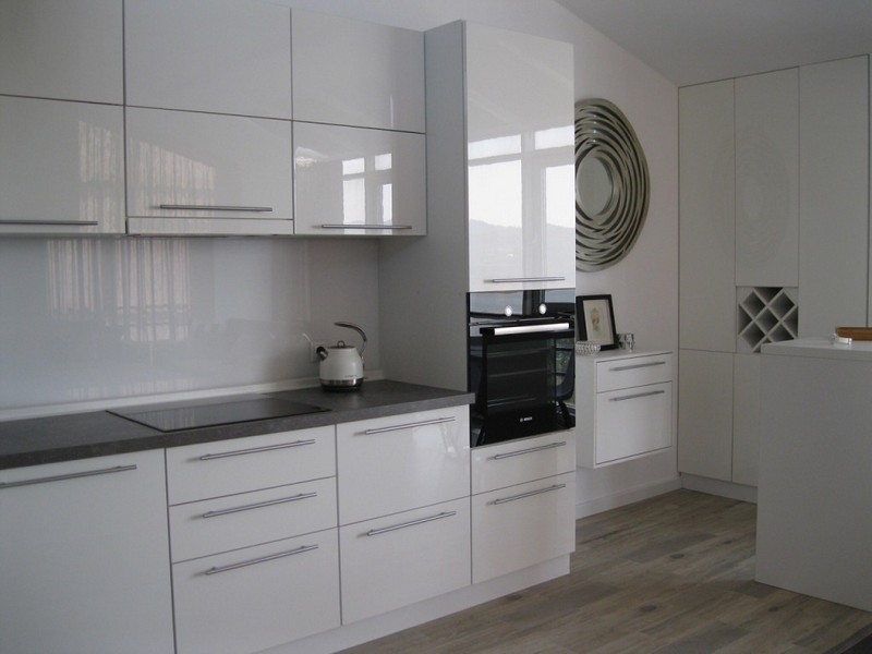 Electrodomésticos empotrados en una cocina de estilo minimalista.