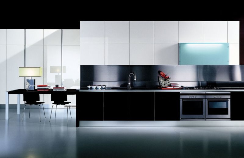 Casque hi-tech bas foncé et haut clair