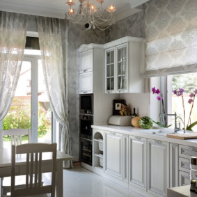 Landelijke keuken met een wastafel bij het raam