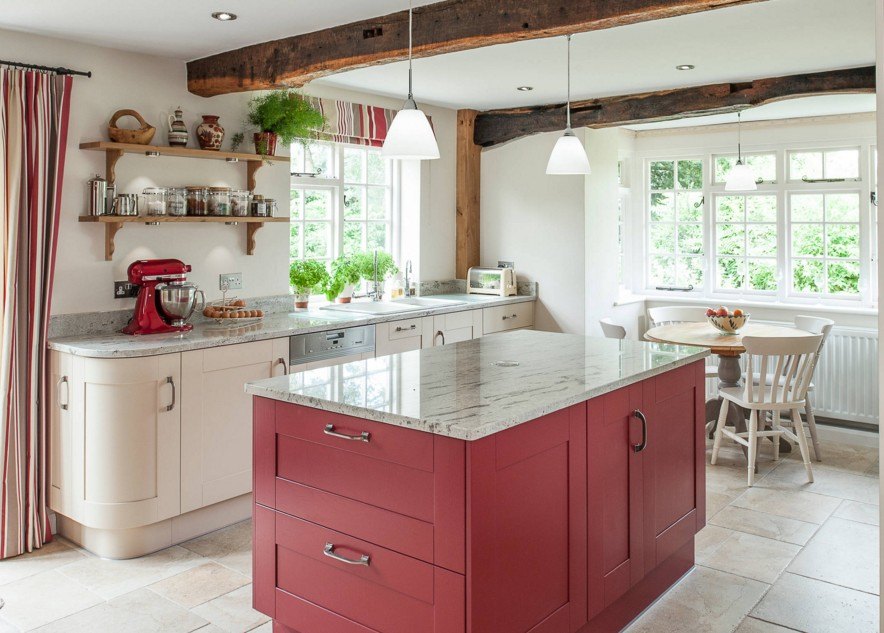 Дървени греди на тавана на кухнята