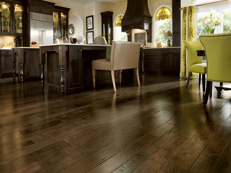 Madera recubierta de chocolate en la cocina