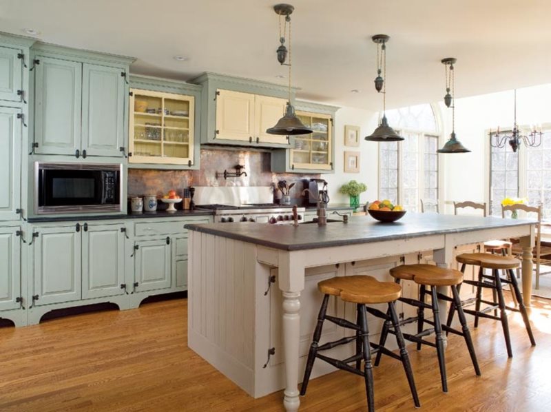 Sàn gỗ trong nhà bếp của một ngôi nhà nông thôn