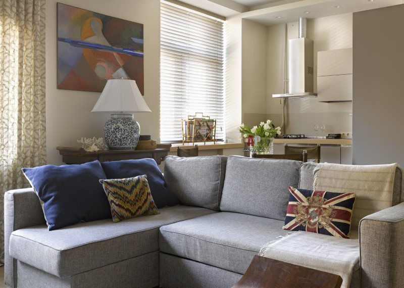 Sofá de canto no interior da cozinha-sala de estar Khrushchev