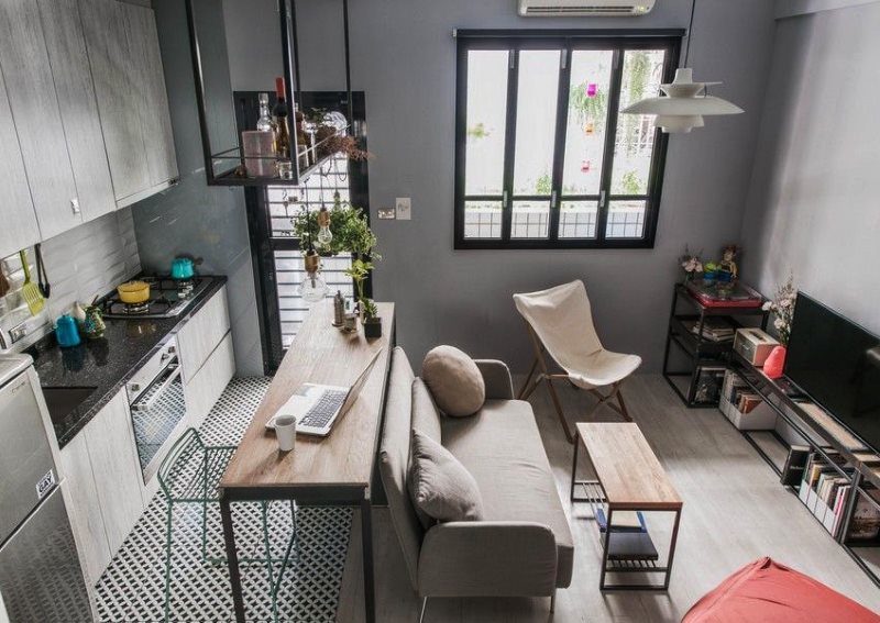 Sofa kelabu di tengah-tengah ruang tamu dapur