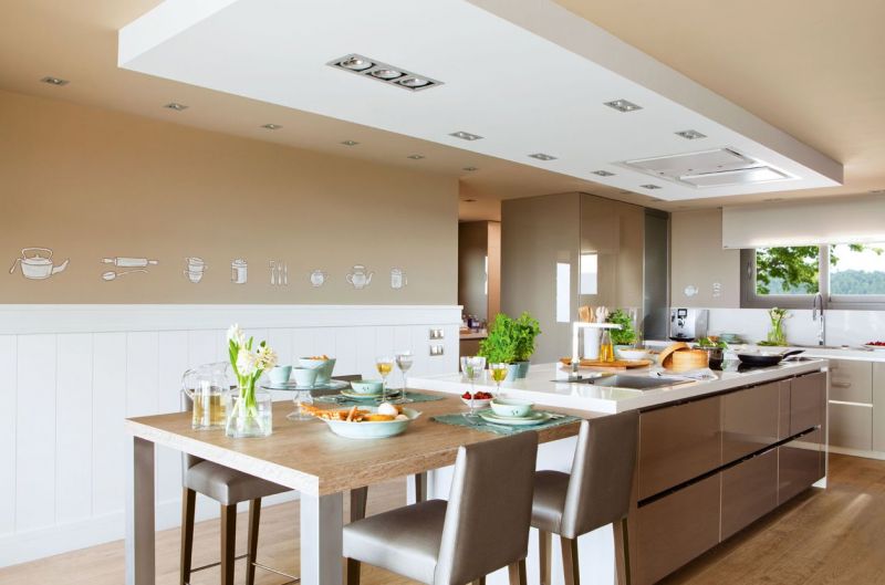 Construcție albă de gips-carton pe plafonul de bucătărie cappuccino