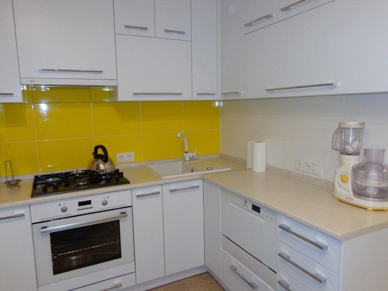 Chrome handles on the white facades of the modular headset