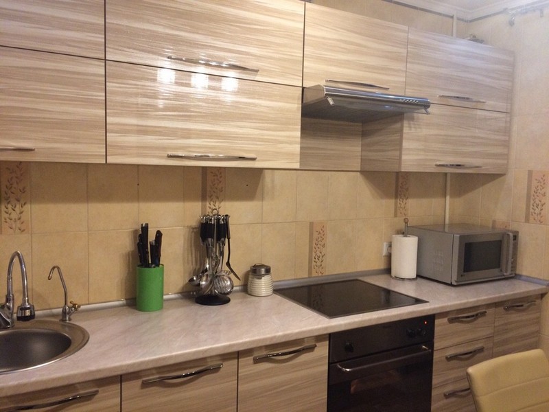 Line headset with glossy facades