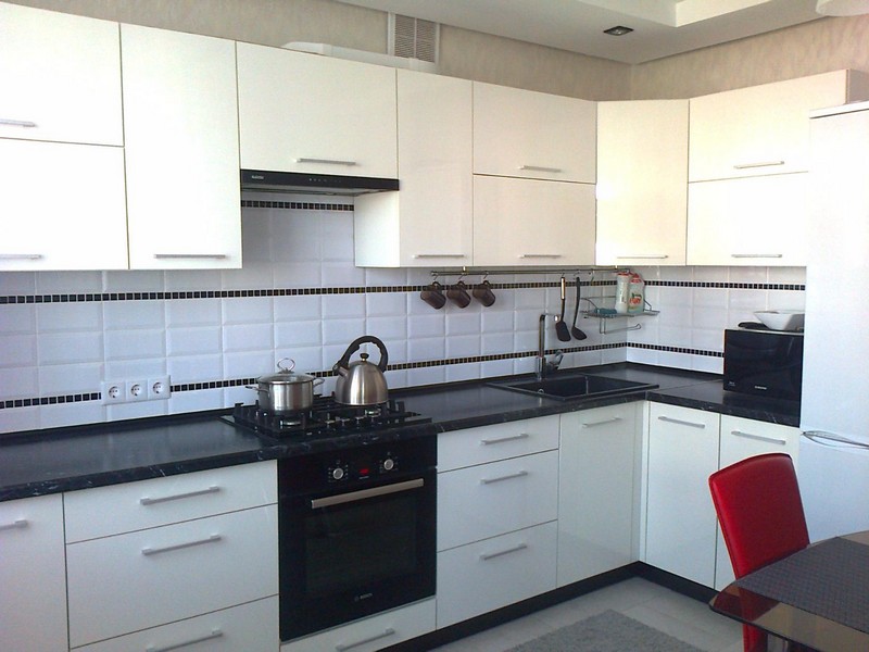 Corner set with white facades and black countertops