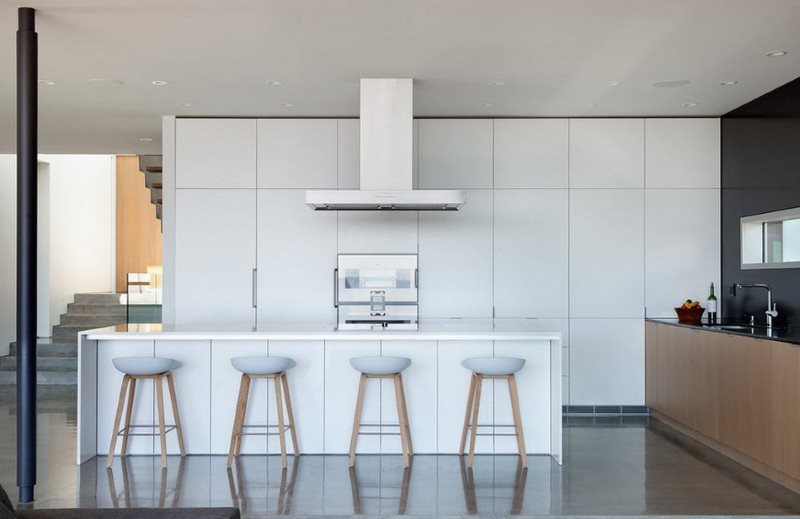 Hud terbuka di pulau dapur putih