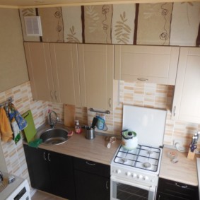 Γραμμικό σετ με προσόψεις κρέμας