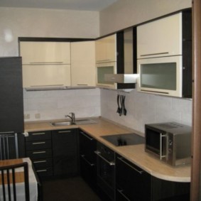 Γωνιακά ακουστικά με αντιπαραβαλλόμενες προσόψεις