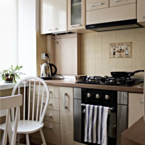 Λευκές πλάτες από ξύλινες καρέκλες