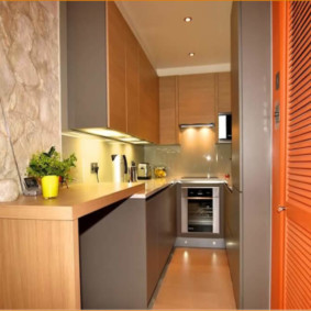 Εσωτερικό μιας πολύ στενής κουζίνας σε μοντέρνο στυλ