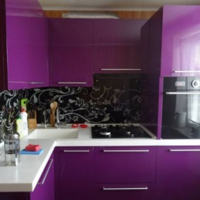 Μωβ προσόψεις των επίπλων κουζίνας