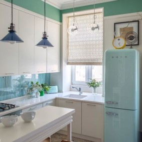 Μπλέ ψυγείο σε φωτεινή κουζίνα