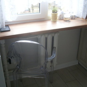 Διαφανή πλάτη μιας πλαστικής καρέκλας