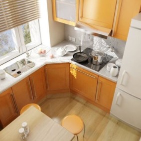 Σχεδιασμός κουζίνας με νιπτήρα στο περβάζι