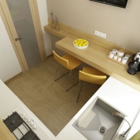 Κίτρινες καρέκλες σε μια μικρή κουζίνα