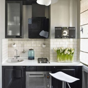 Μαύρο προσόψεις γραμμικό ακουστικό