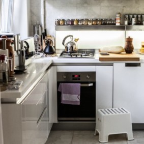 Βάζα με μπαχαρικά σε ράφι από ανοξείδωτο χάλυβα