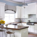 Rèm ngắn trên cửa sổ nhà bếp màu trắng