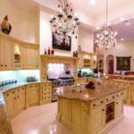 Đèn chùm thủy tinh trong một nhà bếp lớn