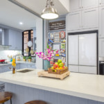 Thiết bị tích hợp trong nhà bếp sáng sủa