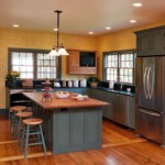 Đồ nội thất màu xám trong nội thất của một ngôi nhà Mỹ