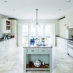 Mở kệ ở cuối đảo bếp