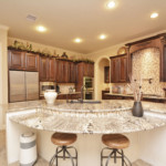 Đảo bếp đa chức năng trong nhà bếp của một ngôi nhà nông thôn