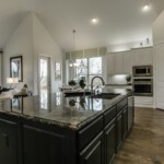 Đảo bếp với mặt tiền màu đen