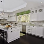 Rèm xanh trên cửa sổ bếp