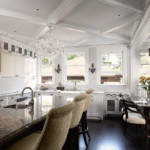 Sàn bếp màu đen với ghế sofa