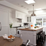 Nội thất nhà bếp màu trắng với sàn tối