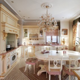 Candelabru de cristal deasupra mesei de luat masa