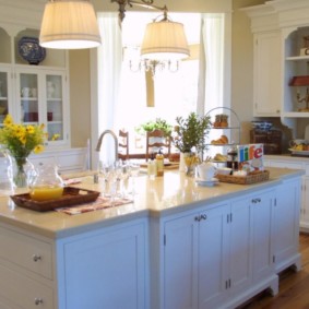 Fațade albastre ale unei insule de bucătărie