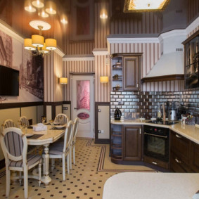 Tapet cu dungi pe fânul bucătăriei cu un set de colț