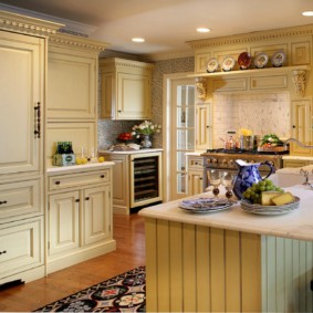 Mobilier bej cu decor aurit