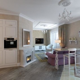 Canapea lila într-un interior clasic