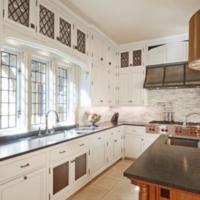 Blaturi din piatră artificială întunecată