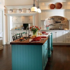 Bucătărie în formă de U cu insulă din lemn