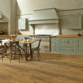 Parchet pe podeaua unei bucătării spațioase
