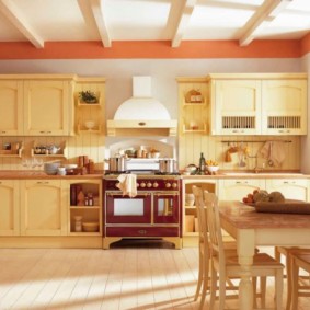 Grinzi de pe tavanul bucătăriei într-o casă privată