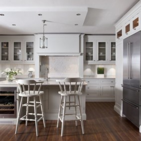 Taburete de bare albe din lemn